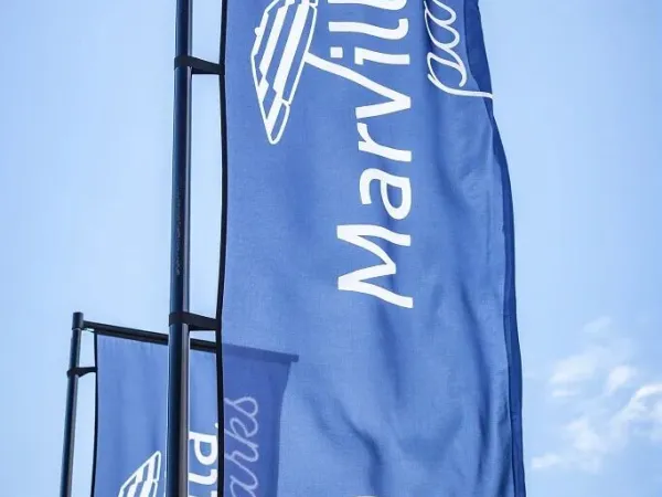 Bandiere con il logo dei parchi di Marvilla.