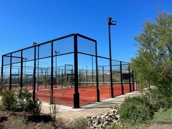 Campo da padel al campeggio Roan Le Serignan Plage.