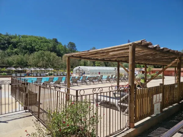 Piscina con lettini al campeggio Roan Verdon Parc.