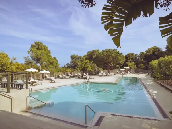 Panoramica della piscina del campeggio Roan Cala Gogo.