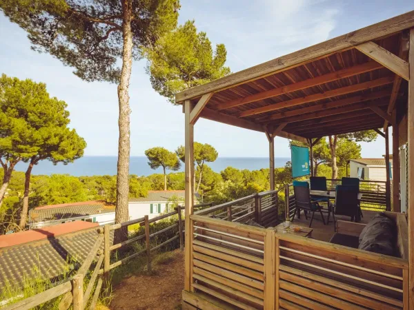 Vista sul mare dalla casa mobile Premium Plus Lounge del campeggio Roan Cala Gogo.