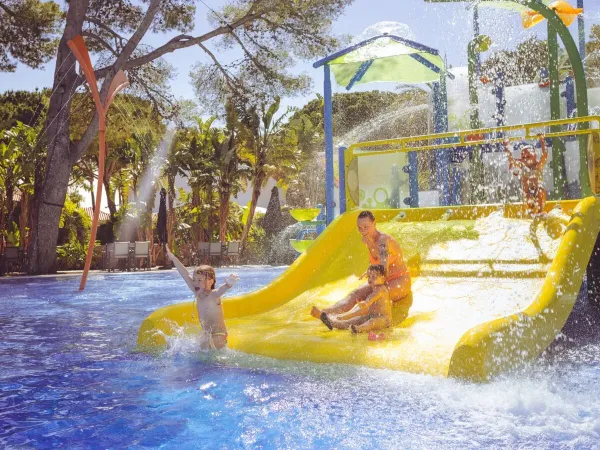Divertimento in piscina al campeggio Roan Playa Montroig.