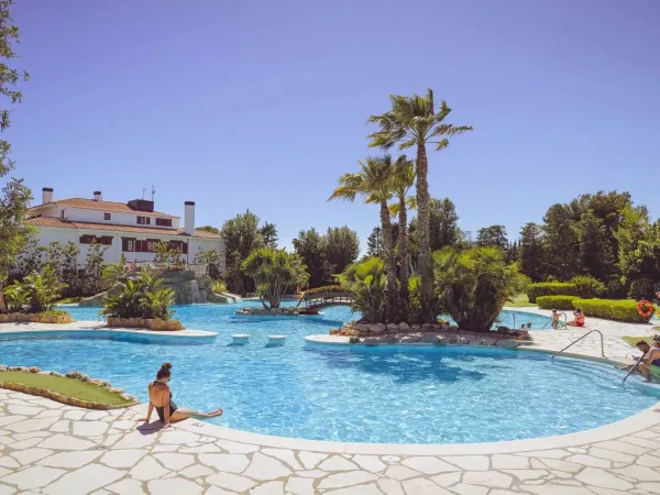 Nuotare in una delle piscine del campeggio Roan Playa Montroig.
