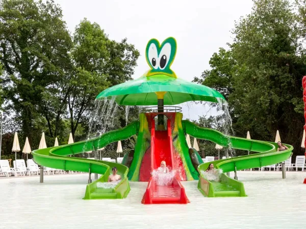 Attrezzature per giochi d'acqua al campeggio Roan hu I Pini village.