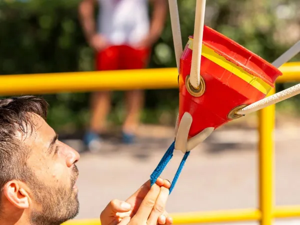 Il popolare gioco Water-wars al campeggio Roan di Piantelle.