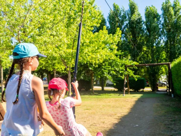 Ragazze sulla funivia del campeggio Roan di Piantelle.
