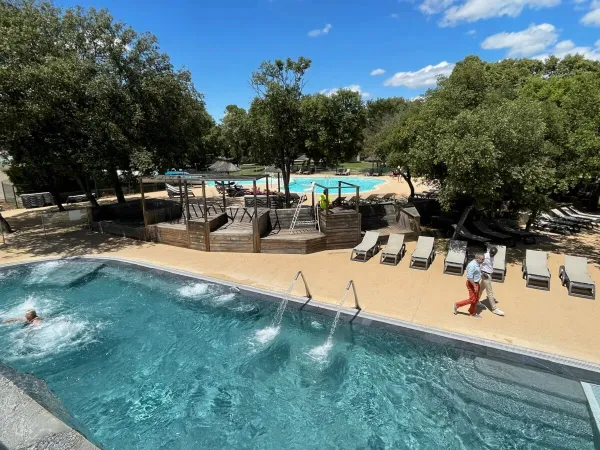 Panoramica della piscina del Roan camping Domaine de Massereau.