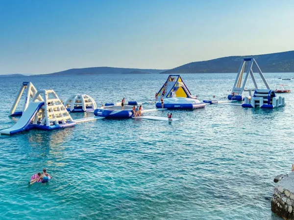 Parco giochi acquatico nel mare del campeggio Roan Amadria Park Camping Trogir.
