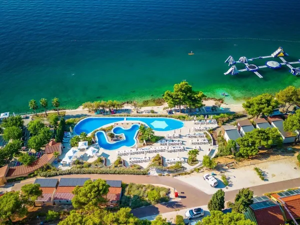 Panoramica della piscina e del mare del campeggio Roan Amadria Park Trogir.