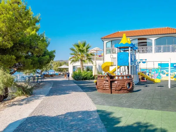 Parco giochi e passeggiata al campeggio Roan Amadria Park Trogir.