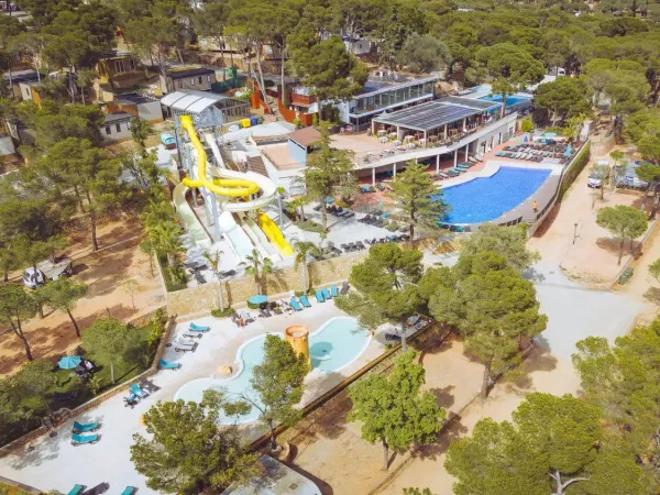 Panoramica delle piscine e del verde del campeggio Roan Internacional de Calonge.