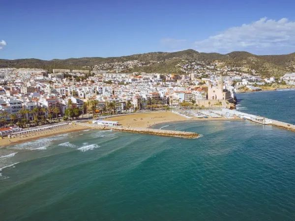 Foto panoramica di Sitges vicino al campeggio Roan El Garrofer.