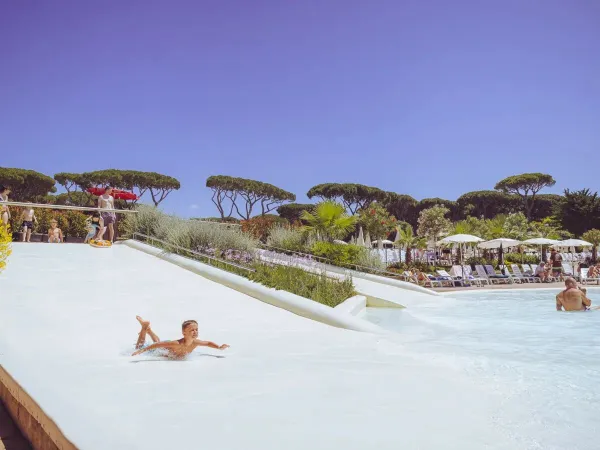 Scivoloni nella piscina lagunare del Roan camping hu Park Albatros village.