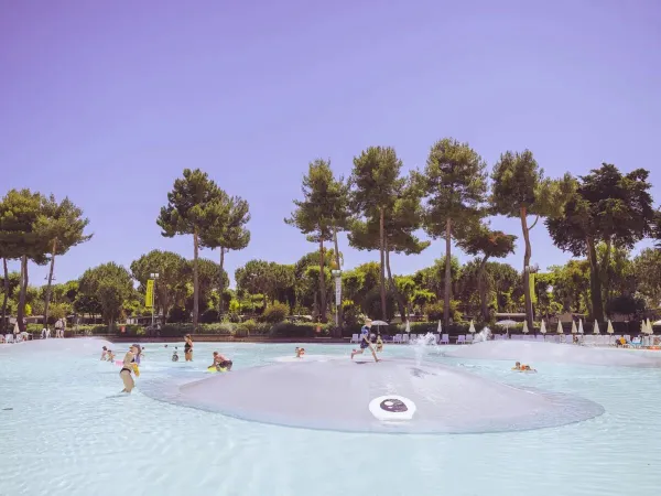 Bambini che giocano in piscina al Roan camping hu Park Albatros village.