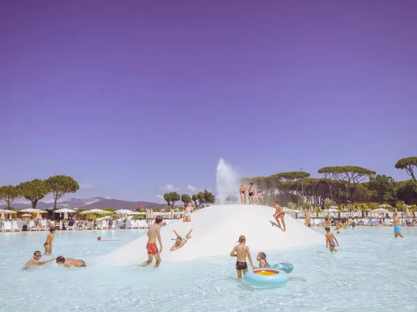 I bambini si divertono nella piscina del Roan camping hu Park Albatros village.