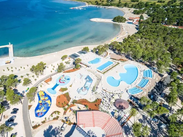 Panoramica della piscina e della splendida baia del campeggio Roan di Zaton Holiday resort.