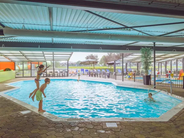 La piscina coperta del campeggio Roan 't Veld.