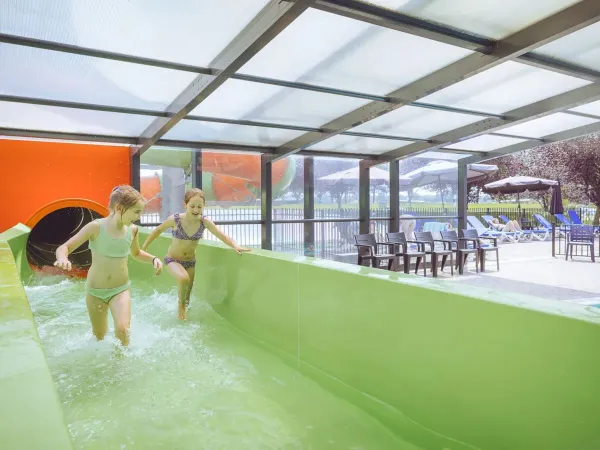 Divertimento in acqua nella piscina coperta del Roan camping 't Veld.