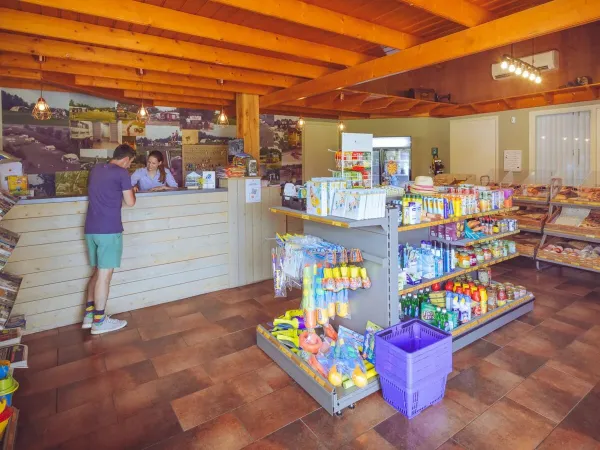 Un cliente viene spiegato alla reception/negozio del Roan camping 't Veld.