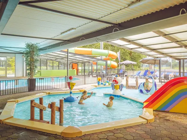 Divertimento nella piscina per bambini del Roan camping 't Veld.