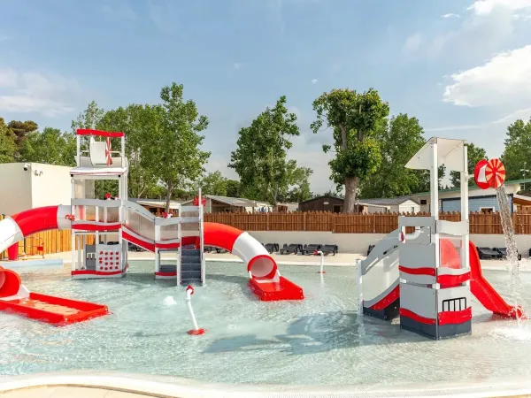 Parco giochi acquatico nella piscina del campeggio Roan Domaine de la Yole.