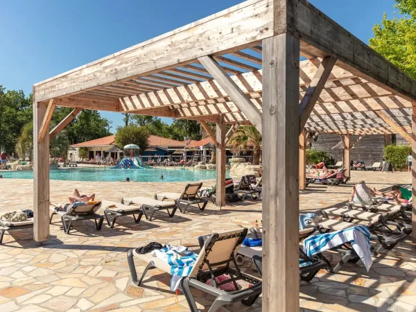Tanti lettini a bordo piscina al Roan camping Mayotte Vacances.
