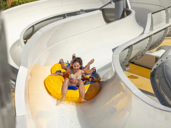 2 bambine si divertono sullo scivolo del Roan camping Mayotte Vacances.