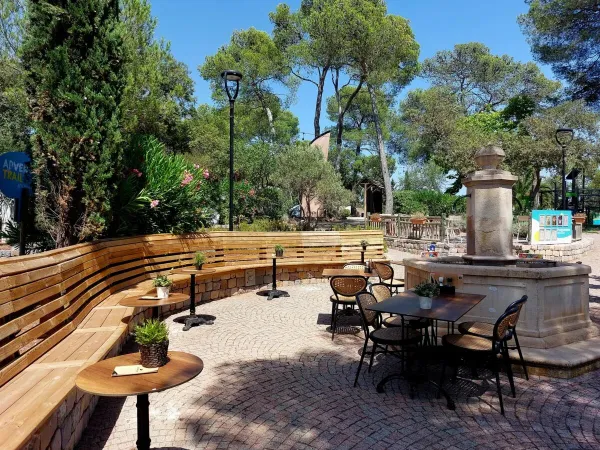 Accogliente terrazza del campeggio Roan Domaine de la Noguière.