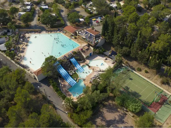 Vista dall'alto della piscina del campeggio Roan Domaine de la Noguière.