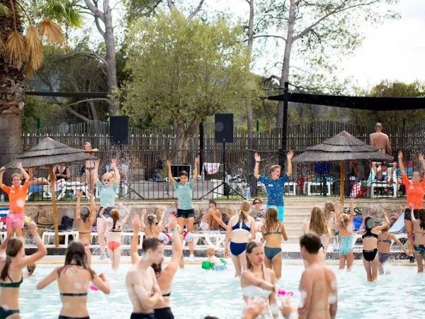 Animazione in piscina al Roan camping Domaine de la Noguière.
