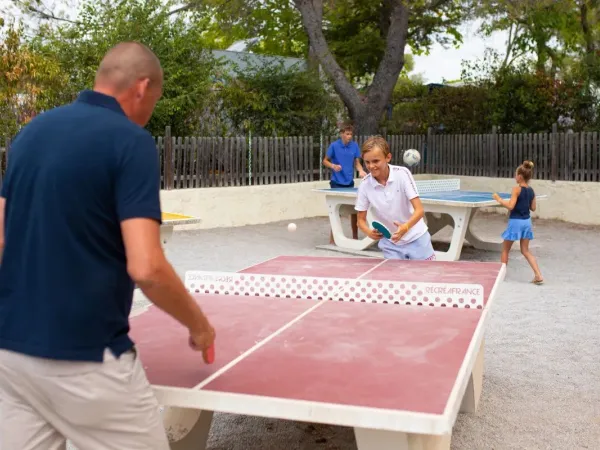 Padre e figlio giocano a ping-pong al campeggio Roan Domaine de la Noguière.