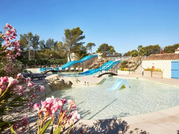 La piscina con scivoli del Roan camping Domaine de la Noguière.
