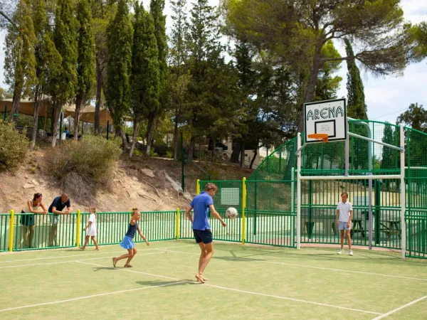 Il campo sportivo del campeggio Roan Domaine de la Noguière.