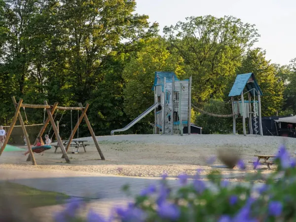 Giochi all'aperto e giardino acquatico al Roan camping de Twee Bruggen.
