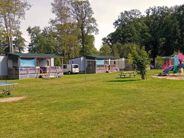 Una delle accoglienti piazzole Premium Lounge con parco giochi del campeggio Roan De Twee Bruggen.
