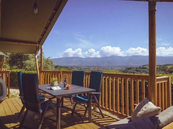 Vista dalla sorgente Lodgetent del campeggio Roan hu Norcenni Girasole.