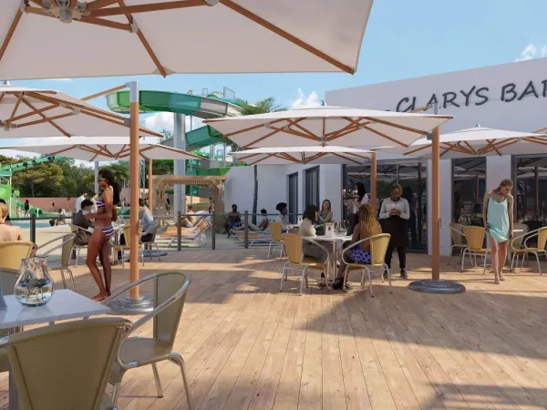 Il nuovo bar a bordo piscina nel 2025 del campeggio Roan Le Domaine du Clarys.