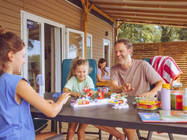 La famiglia gioca in veranda.