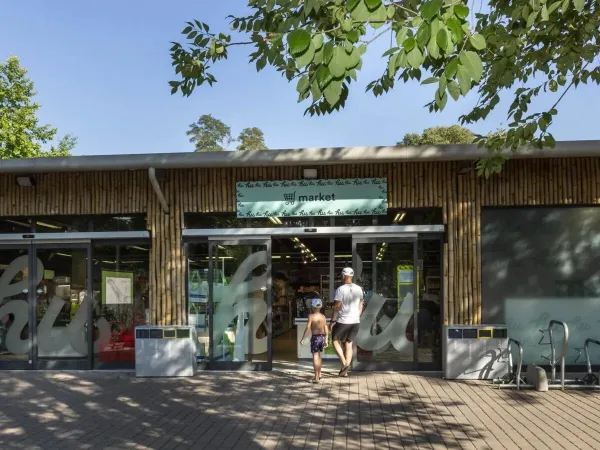 Supermercato presso il campeggio Roan hu Altomincio village.