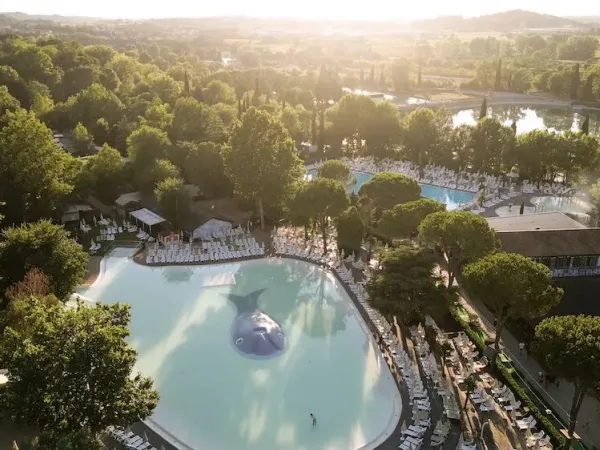Panoramica delle piscine immerse nel verde del Roan camping hu Altomincio village.