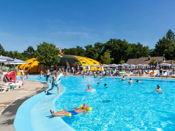 La piscina all'aperto del campeggio Roan hu Birkelt village.