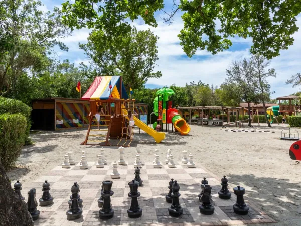 Parco giochi, tavoli da ping pong e grande scacchiera al Roan camping hu Montescudaio village.