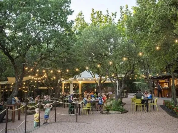 Area esterna per il ristorante con luci accoglienti al Roan camping hu Montescudaio village.