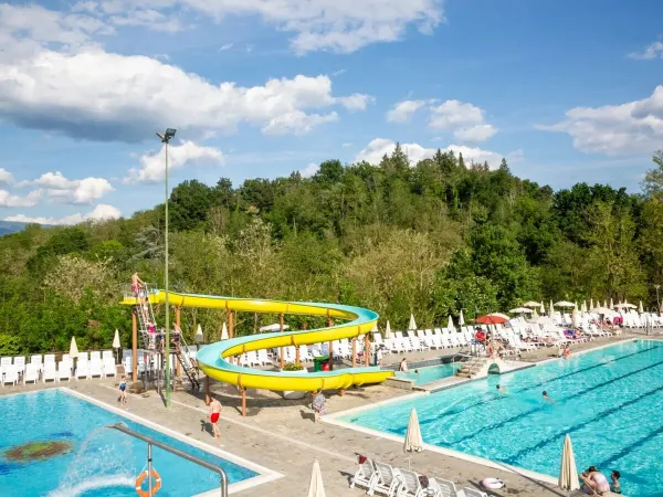 Terrazza solarium con piscina semiolimpionica e scivolo al Roan camping hu Norcenni Girasole village.
