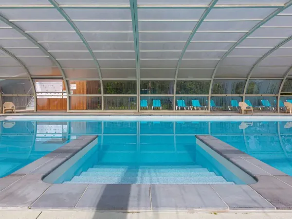 Piscina coperta al campeggio Domaine de la Brèche.