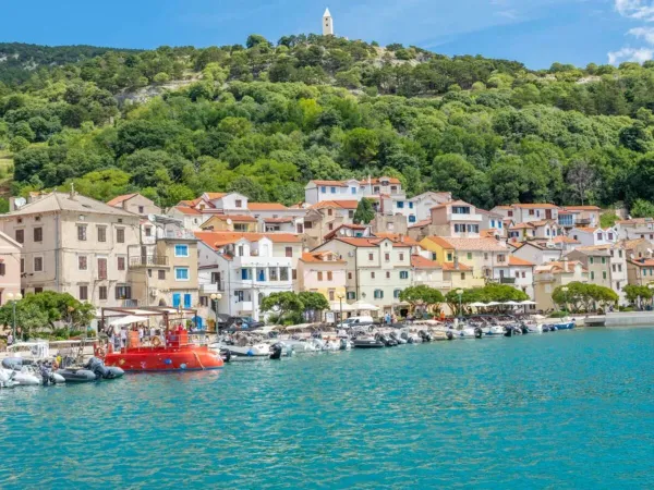 Il villaggio vicino al Roan camping Baška Beach Resort