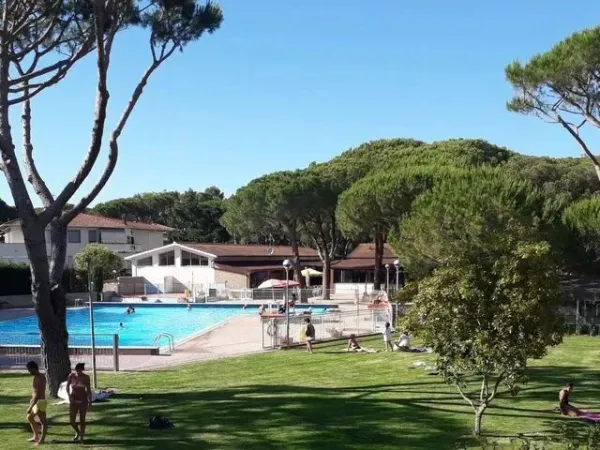 Piscina alla luce del giorno al campeggio Roan del Forte.