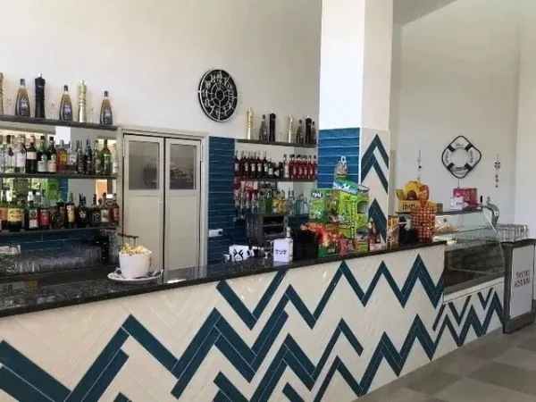 Il bar del campeggio Roan Del Forte.