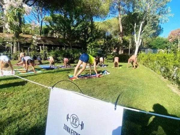 Yoga al campeggio Roan Del Forte.