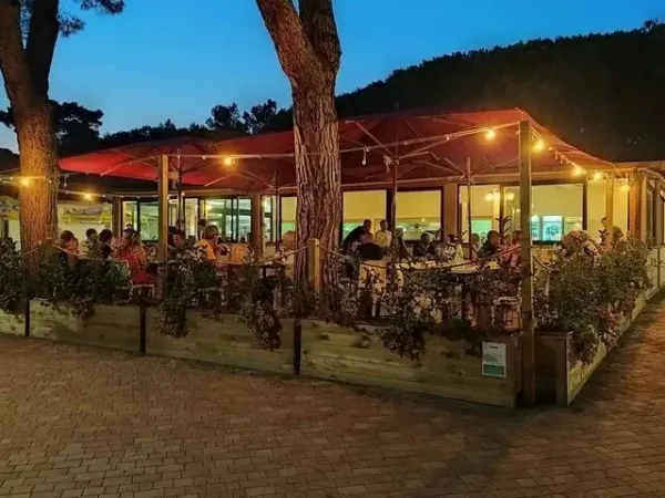 Ristorante completo di notte al campeggio Roan Del Forte.